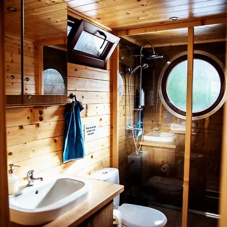 Houseboat Bonanza Prague Hotel Exterior photo