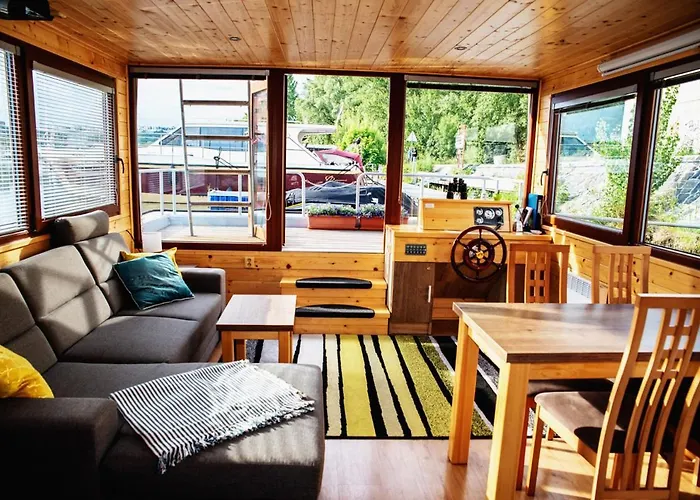 Houseboat Bonanza Prague