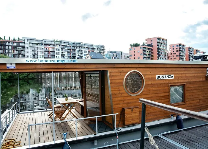 Houseboat Bonanza Prague